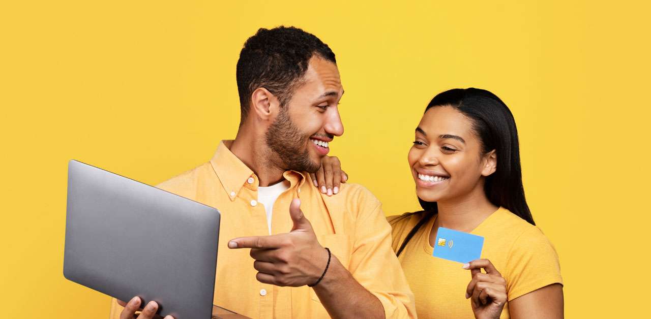 PAREJA COMPRANDO EN LINEA